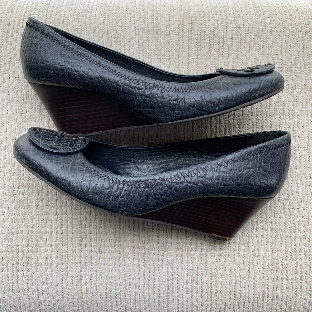Matte navy pebble Tory Burch logo wedges. Dark navy with brown wedge.